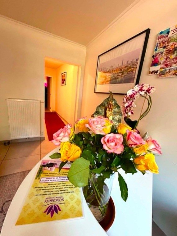 Bloemen aan de ingang van de salon