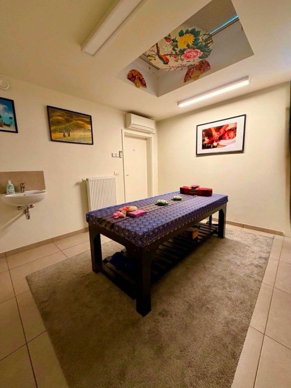 Massagetafel onder een Thais wandkleed