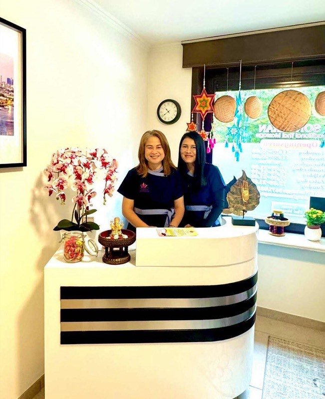 Kanvara en collega aan de receptie van Songkran
